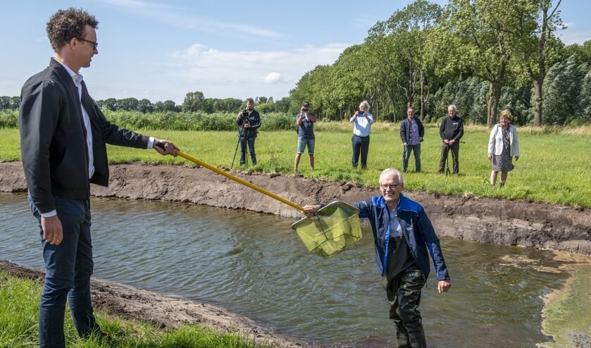 De start van herinrichtingsproject Loobeek gemarkeerd, met een gepaste 1,5-meter handdruk.