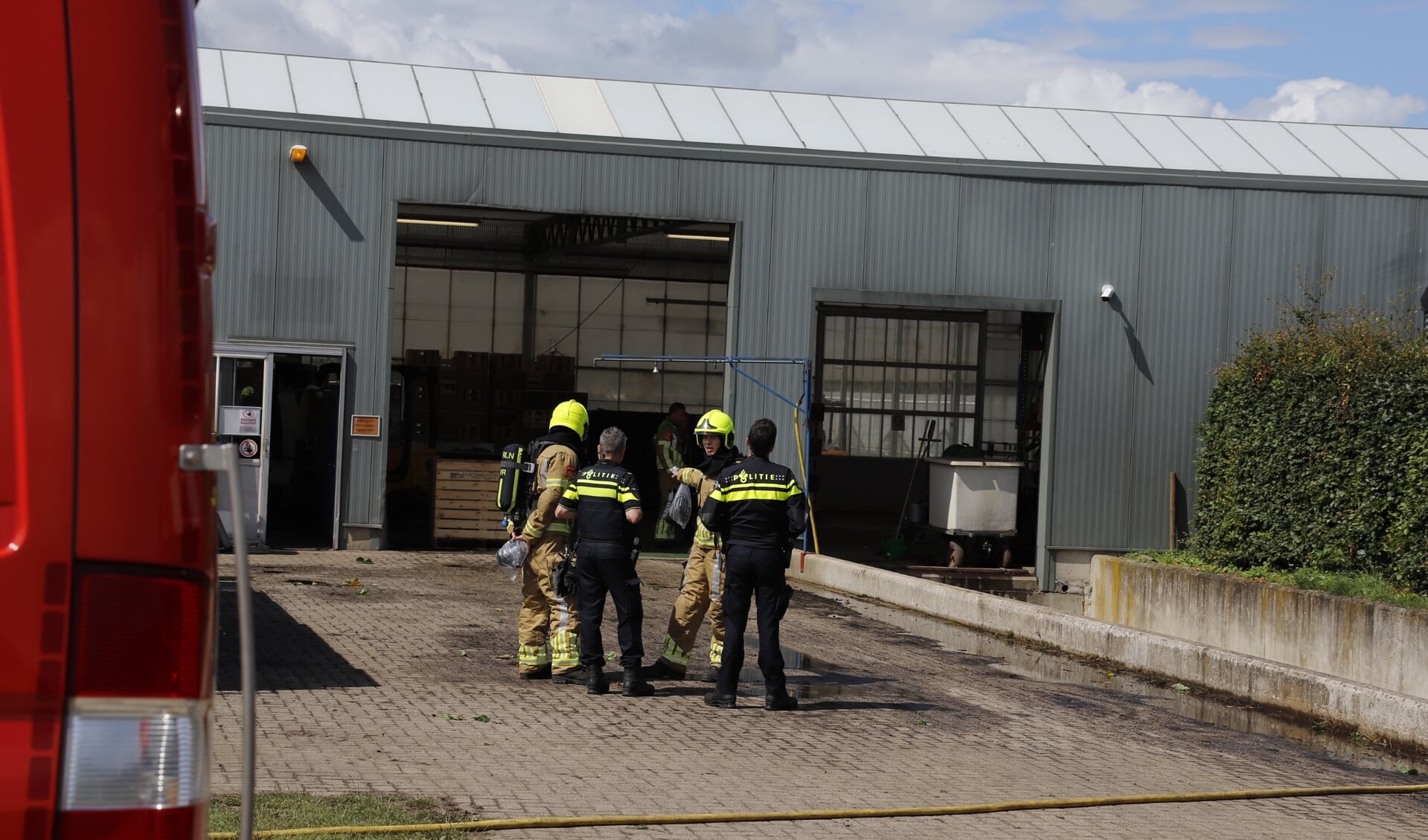 De brandweer werd gealarmeerd voor een hulpverlening met gevaarlijke stoffen aan De Hoef in Leunen