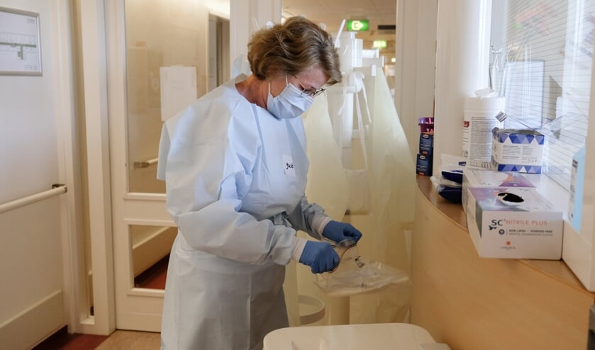 Een VieCuri-medewerker op het hoogtepunt van de coronacrisis.