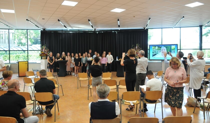 Diploma-uitreiking volgens coronarichtlijnen op Raayland College.