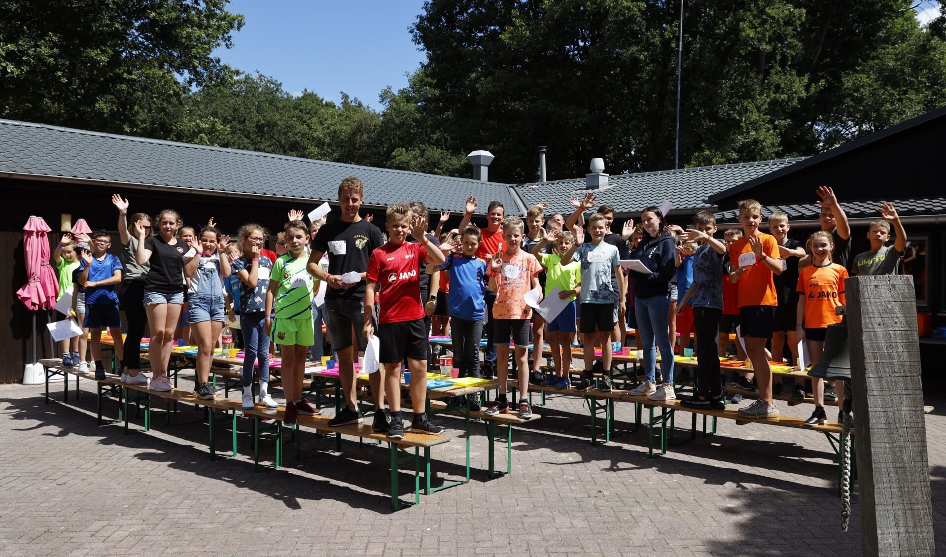 Tijdens de eerste lunch op maandagmiddag zaten de kinderen en hun begeleiding nog vol energie.