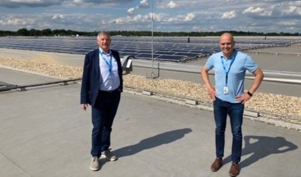 Wethouder Peperzak met Marcel Orth op het dak van Arvato