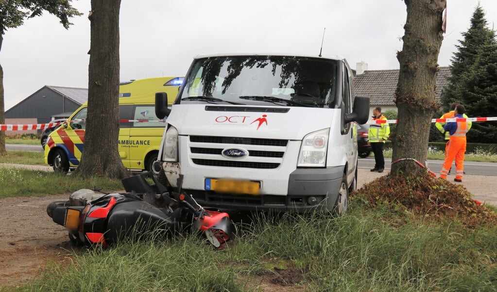 Scooterrijder gewond bij botsing met personenbus. 