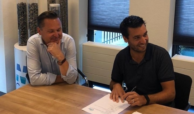 Contract wordt getekend door een trotse Lars Jennissen