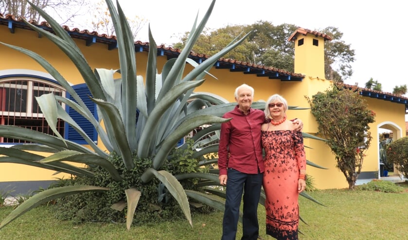 <p>Árpád Cserép met zijn vrouw Renate in hun tuin in Cunha.</p>