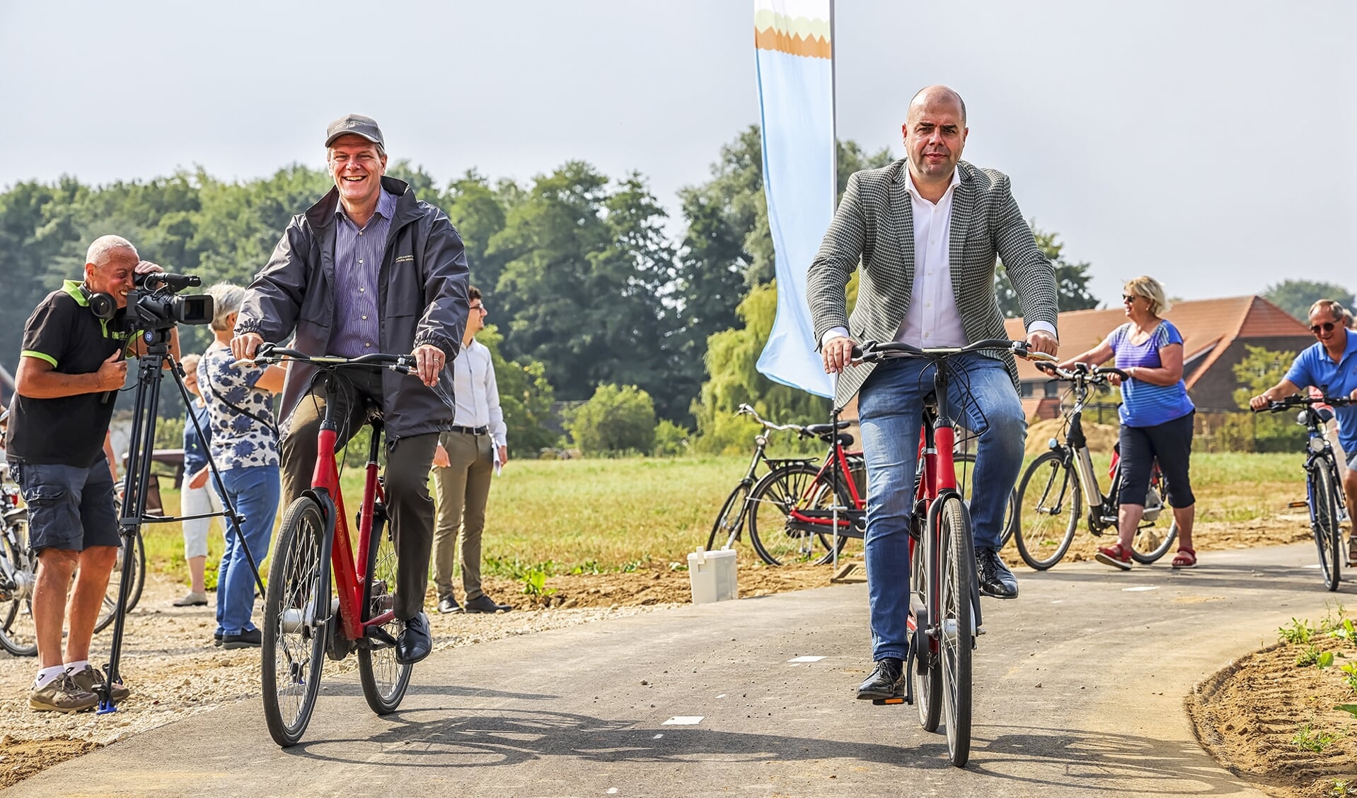 De wethouders Jan Loonen en Rudy Tegels openden zaterdag de nieuwe fietsroute. 