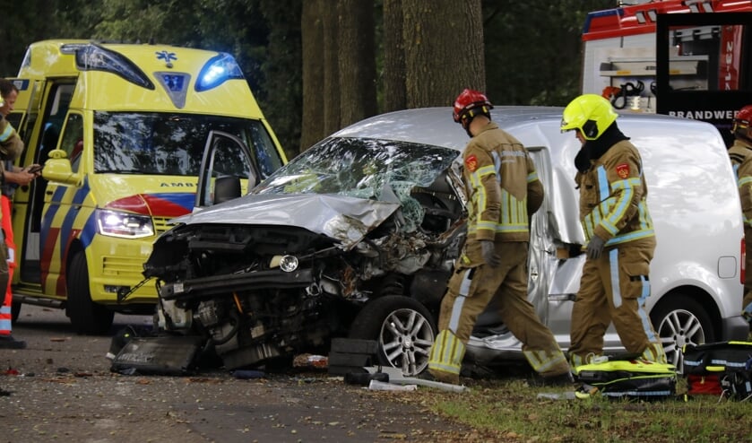 <p>Hulpverleners aan het werk op de Timmermanssweg in Ysselsteyn. </p>
