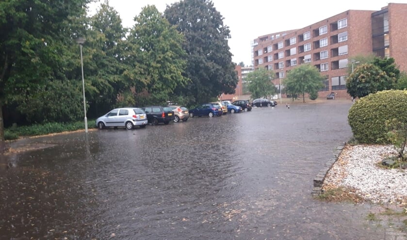 <p>De Blauwververstraat in Venray lijkt wel een rivier. </p>