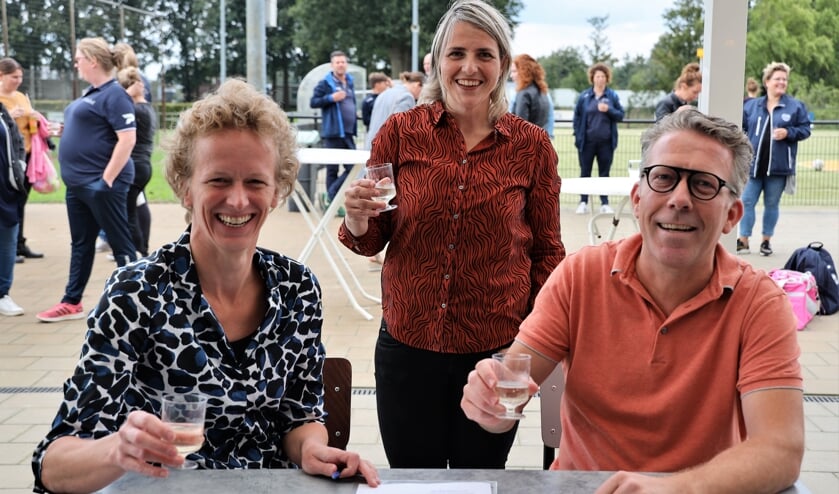 Proosten op een succesvolle samenwerking door Lonneke Voermans, Nicole van der Burg en Herman Rutten.