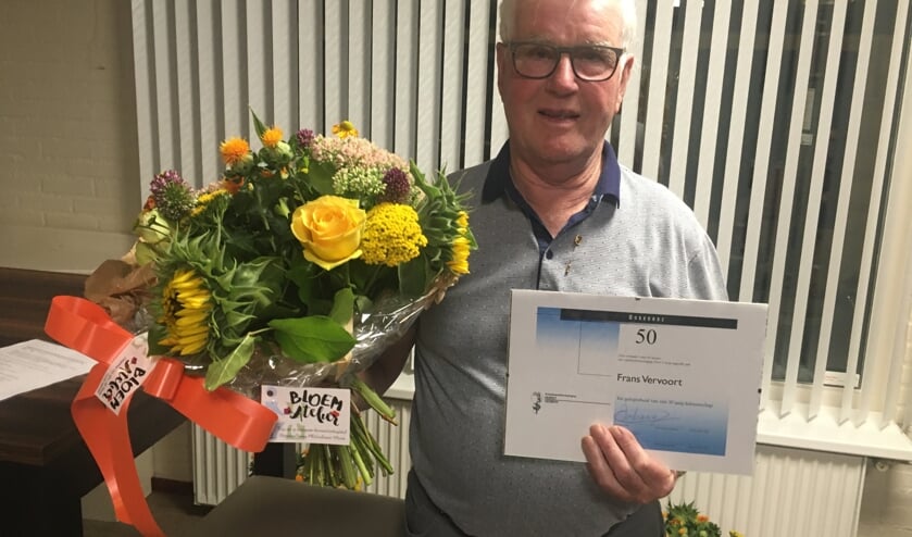 Jubilaris Frans Vervoort werd in de bloemetjes gezet.