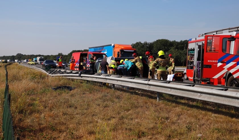 <p>Hulpdiensten aan het werk op de A73. </p>