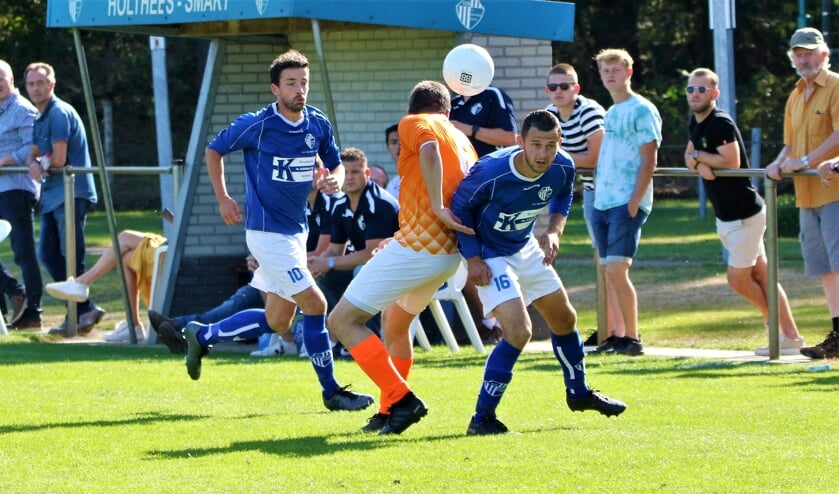 Boy Janssen (16) is de bal even kwijt, Ken Weijenberg (10) kijkt toe.