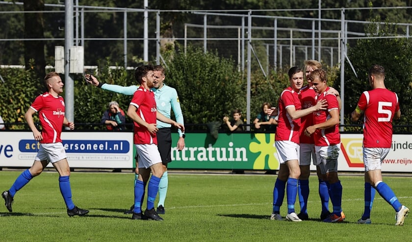 <p>Venray-aanvaller Niek Versteegen scoorde zondag drie keer tegen Chevremont. Venray won met 4-3. </p>