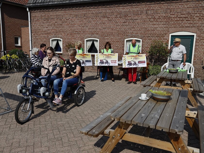 Presentatie cheques voor project duofiets in Merselo.