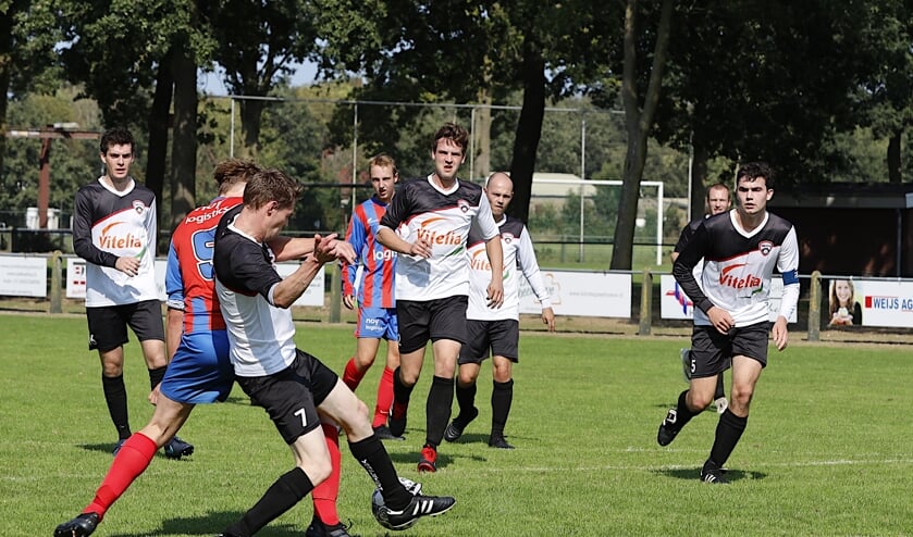 <p>Paul Jeurissen vecht een duel uit. Drie Ysselsteyn-spelers kijken toe. </p>