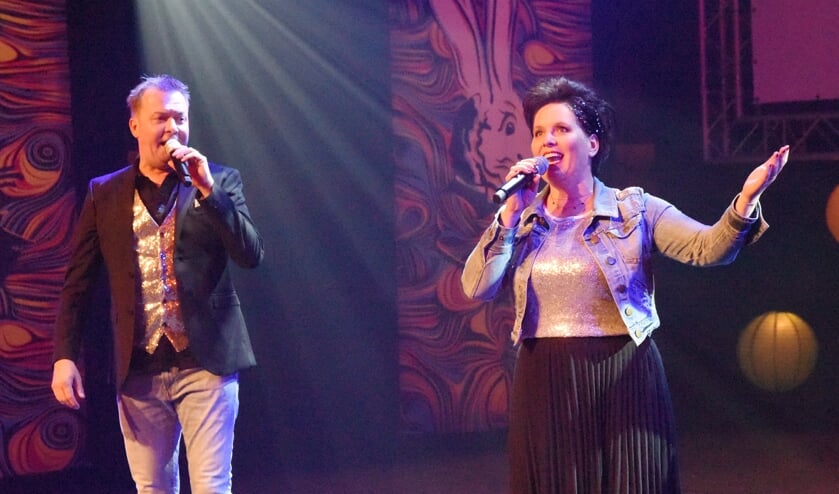 <p>Marcel Holtackers en Lizanne Arts tijdens het liedjesfestival.</p>