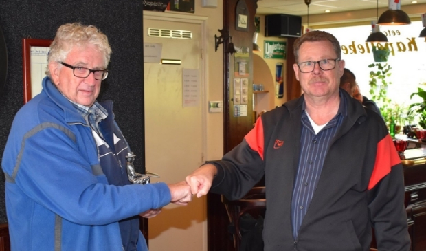Jan Willems (links) feliciteert Gerrie Litjens met het winnen van de 50 plus beker open