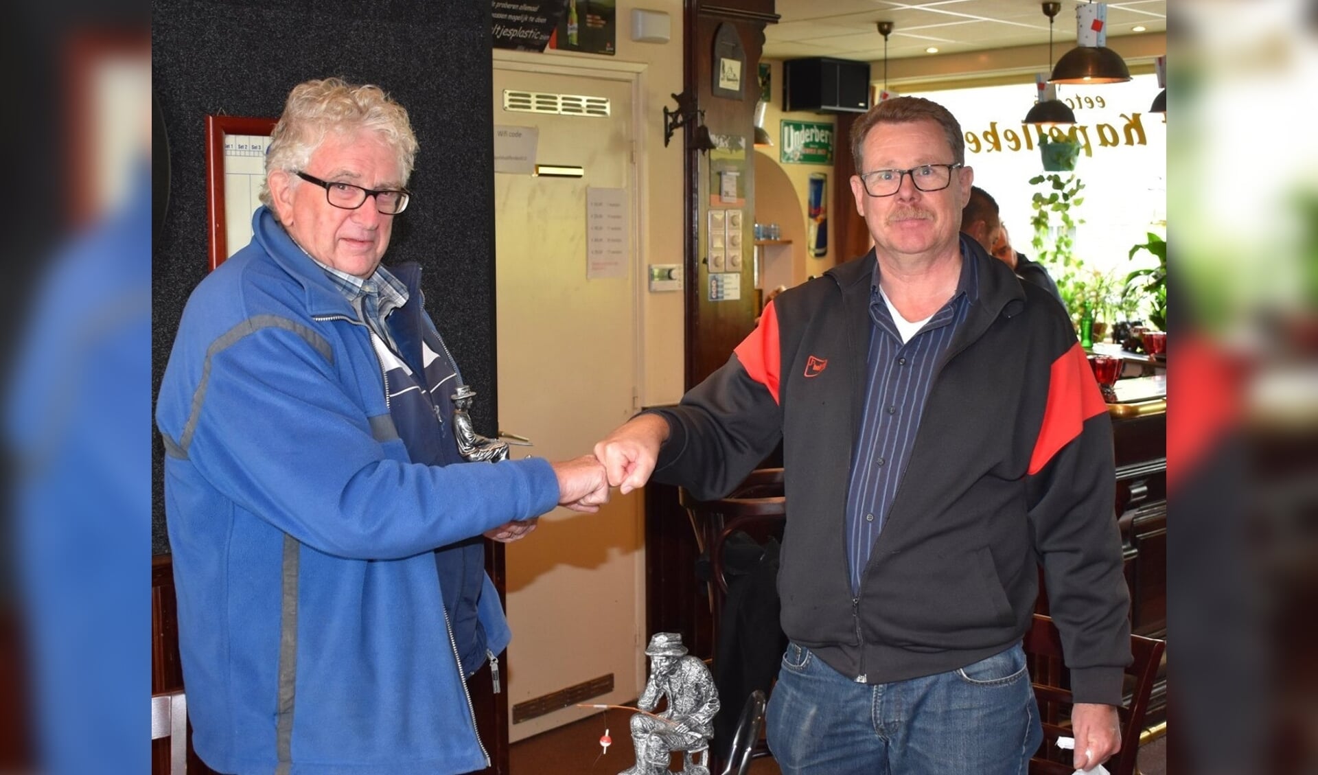 Jan Willems (links) feliciteert Gerrie Litjens met het winnen van de 50 plus beker open