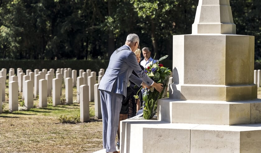 Kranslegging door burgemeester Winants.