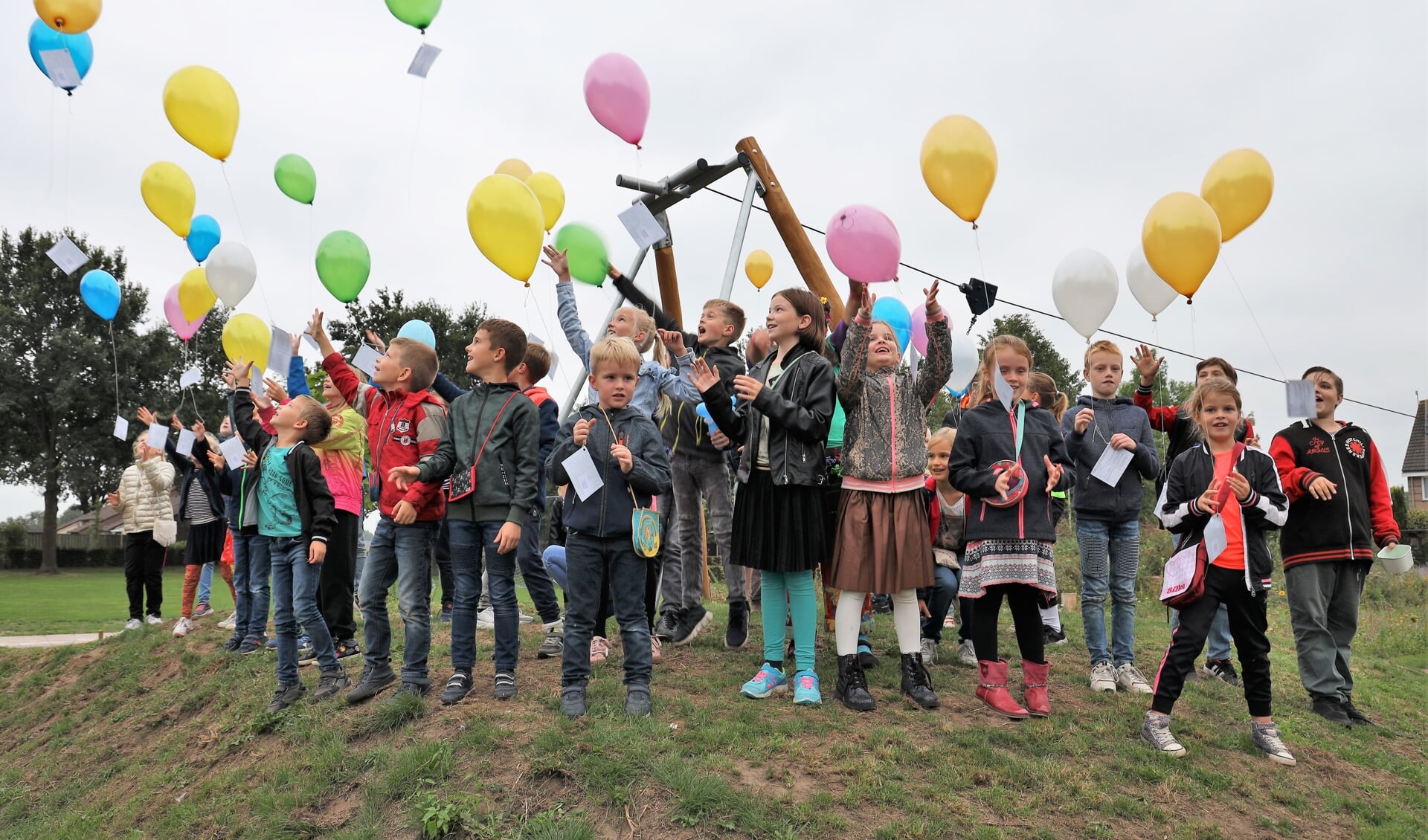 Kinderen uit Veulen lieten ballonnen op tijdens de opening van het speelpark.