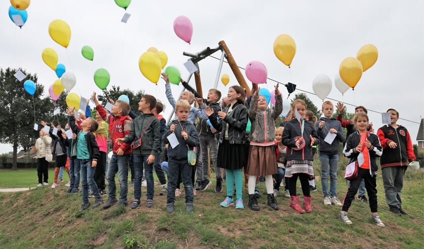 <p>Kinderen uit Veulen lieten ballonnen op tijdens de opening van het speelpark.</p>