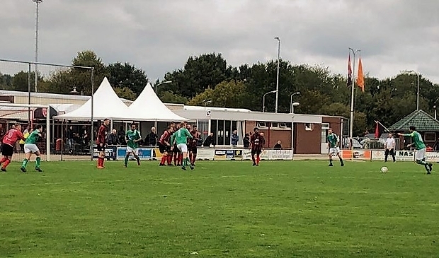 Mimoun Akrom van EWC '46 legt aan voor een vrije trap