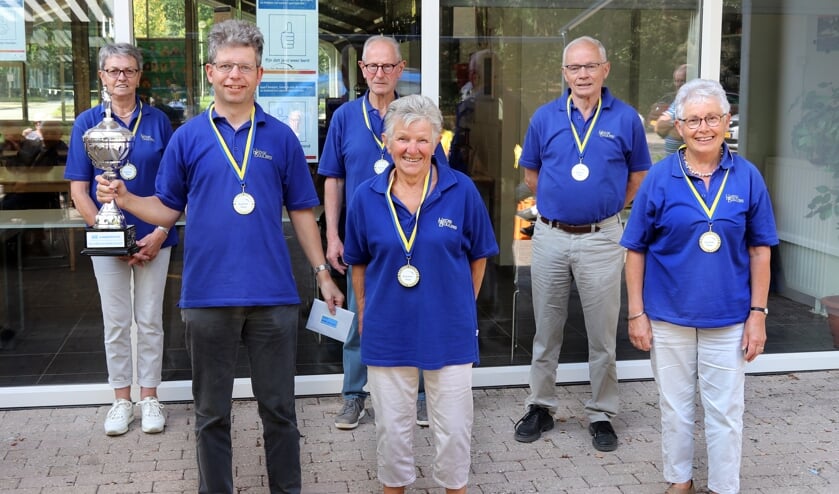 <p>De trotse winnaars Hedse Boulers 1.</p><p><br></p>