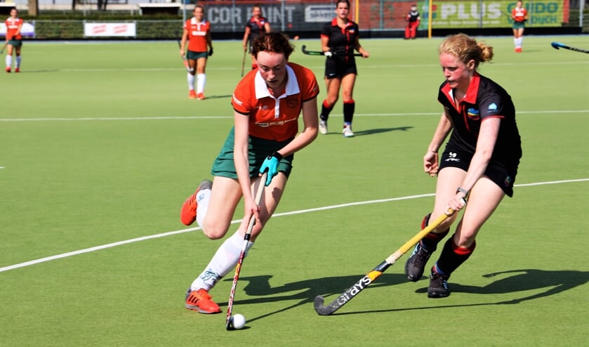 <p>Eva Verschuuren omspeelt een tegenstander.</p>