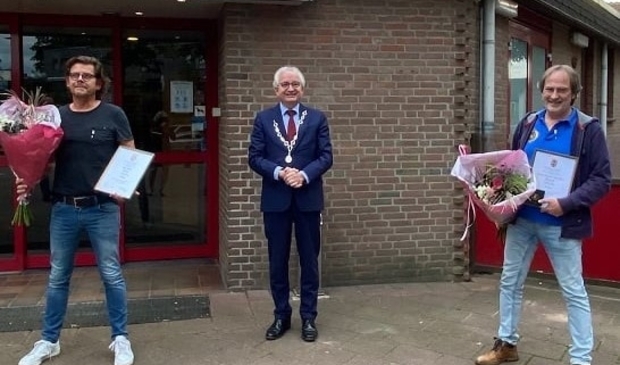 Diego en Jules geëerd met een gemeentespeld