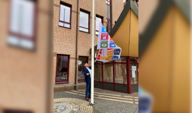 Wethouder Peperzak hijst de GlobalGoals vlag