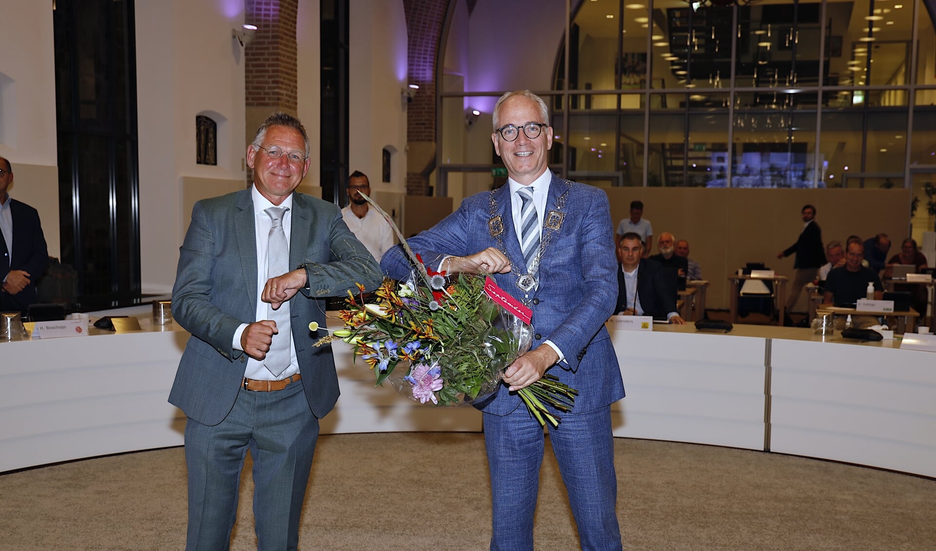 Bloemen en felicitaties van burgemeester Luc Winants voor wethouder Jan Jenneskens.  