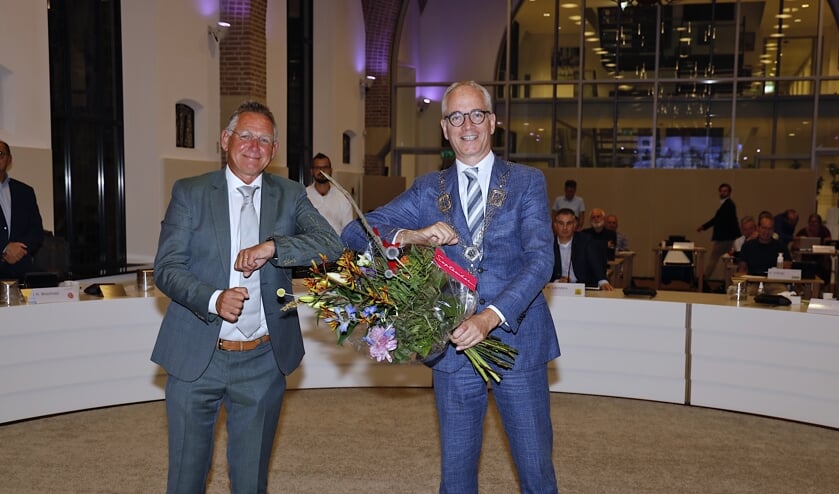 <p>Bloemen en felicitaties van burgemeester Luc Winants voor wethouder Jan Jenneskens. </p>