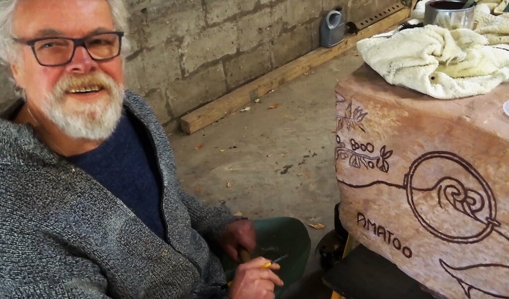 Norbert Simons legt de laatste hand aan het Vriendschapsmonument