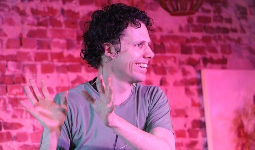 <p>De verhalende cabaretier R<strong>obert Derksen</strong> komt naar Schouwburg Venray, op 3 oktober.</p>