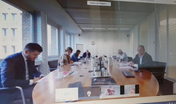 <p>Digitaal persmoment over aankoop gronden Wells Meer</p>