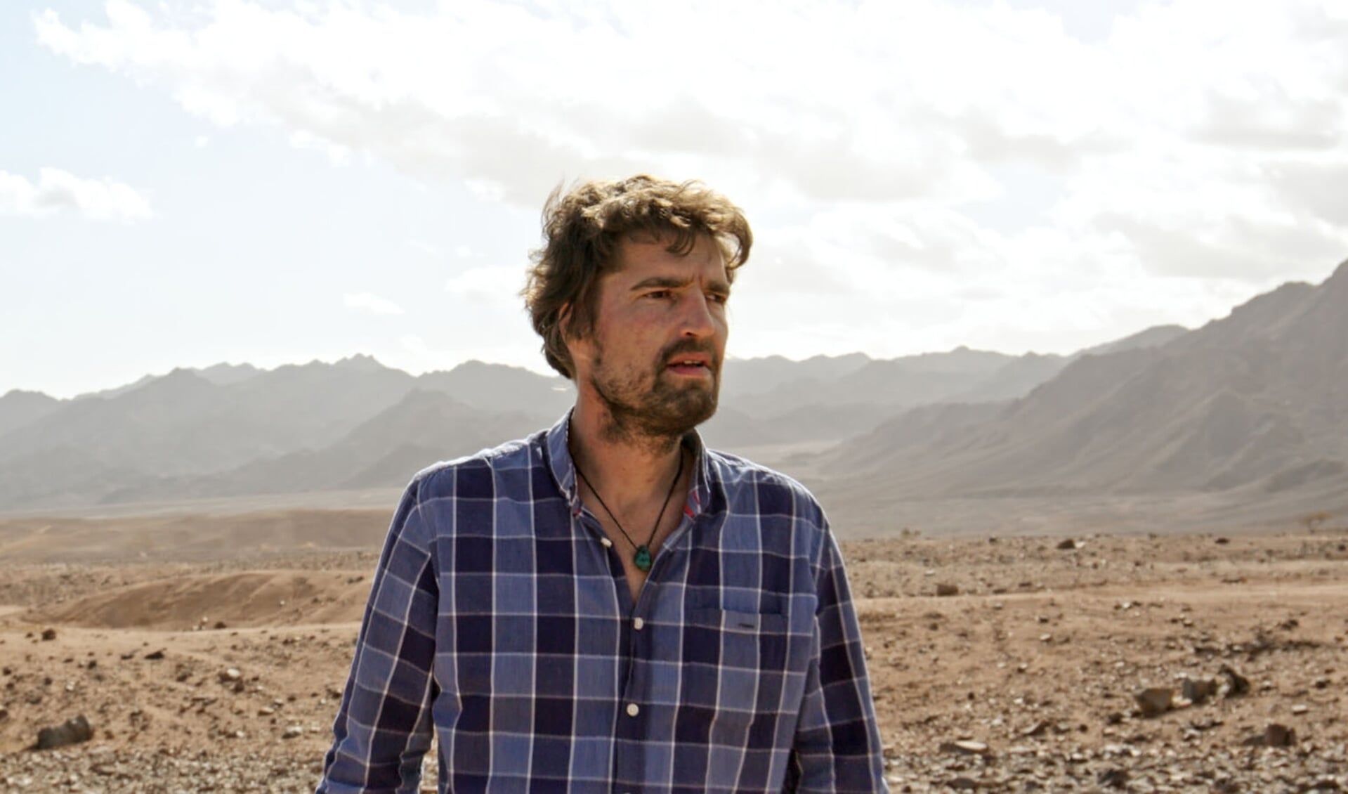 De Meerlose filmmaker Marijn Poels in de Sinaï-woestijn.