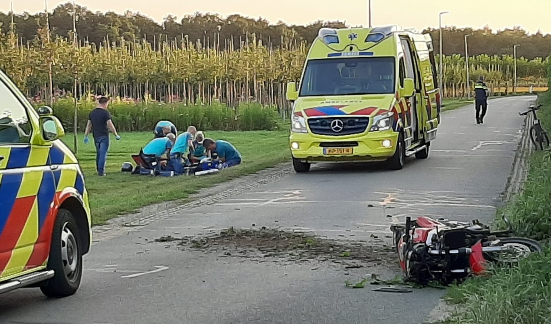 De motorrijder ging onderuit in een bocht op de Beeteweg. Uitsnede foto. 