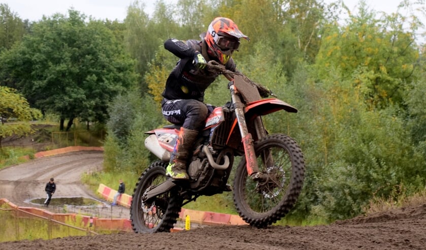 <p>Joey van der Zanden eindigde opnieuw op het podium in de klasse MX 2 Senioren. </p>