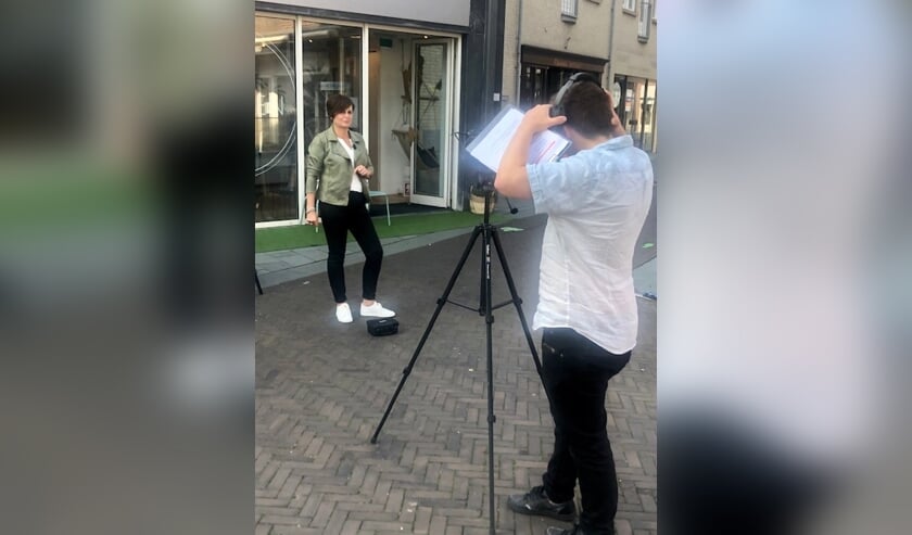 <p>Angelique Vaessen voor de camera van het tv-programma Altijd Jong. </p>