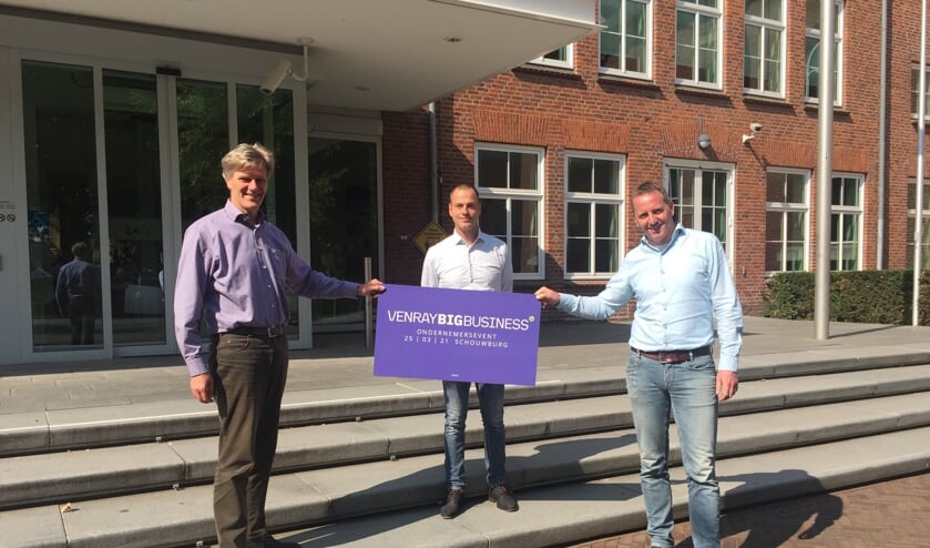 <p>Op de foto van links naar rechts Jan Loonen, Robert Hoelen en Han van de Port van de gemeente Venray.</p>