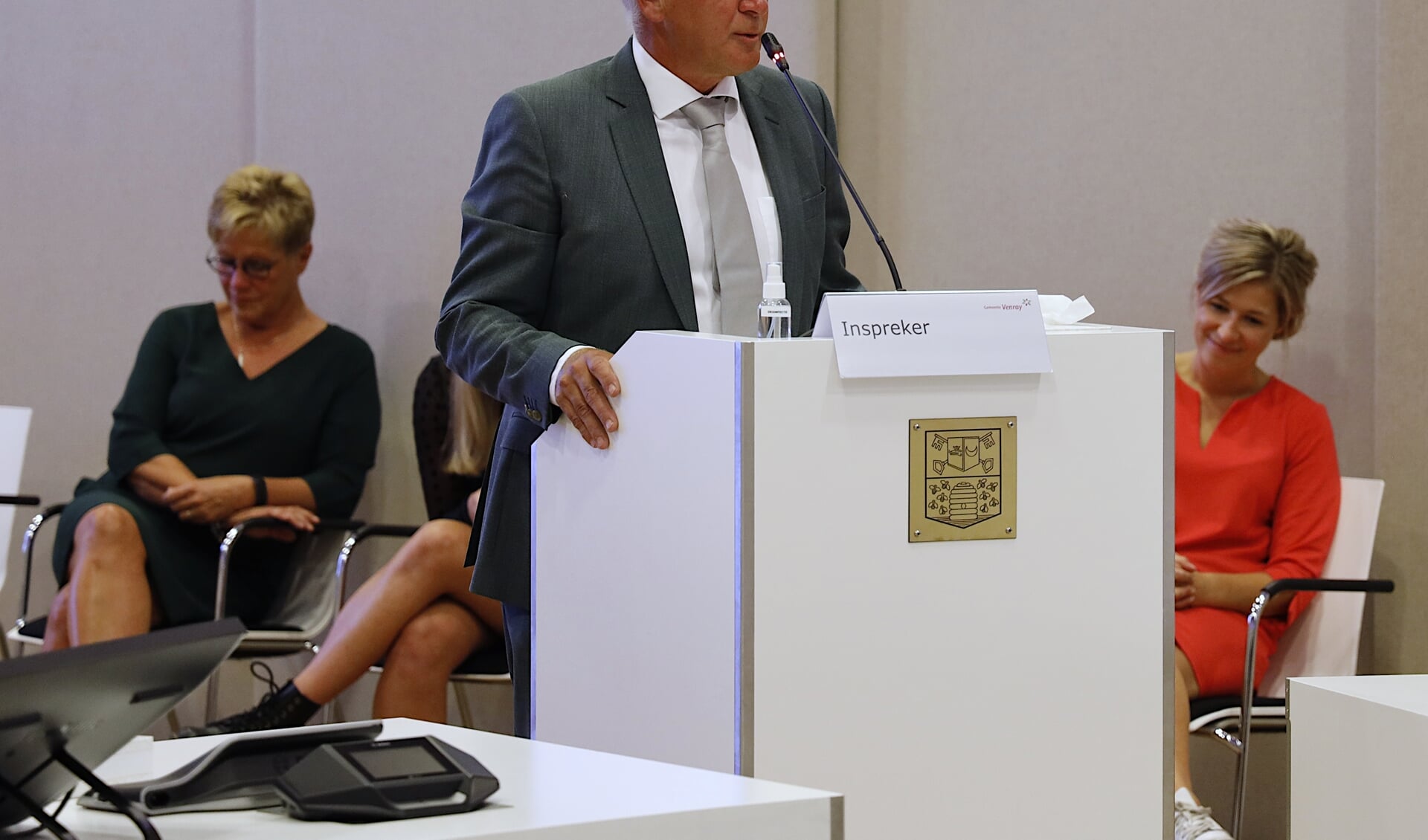 Jan Jenneskens speecht voor het eerst als wethouder in de Venrayse raadzaal. Achter hem zijn vrouw en kinderen.