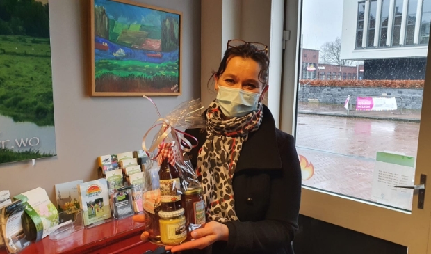 Jennifer Bartels toont haar verrassingspakket bij Servicepunt Maasduinen