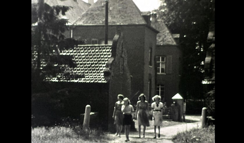 <p>De familie Dusé bij kasteel Hattert in Vierlingsbeek. </p>