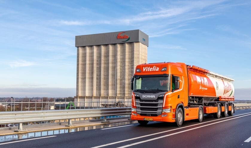 <p><strong><em>De nieuwe Vitelia-bulkwagen met herkenbaar 100-jarig beeldmerk.</em></strong></p>