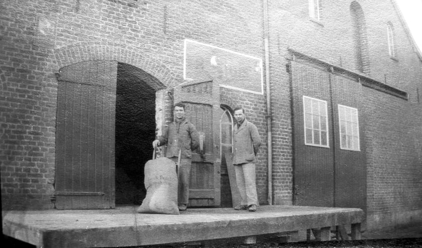<p> Van Van de Voort's graanhandel, foto uit 1930. </p>