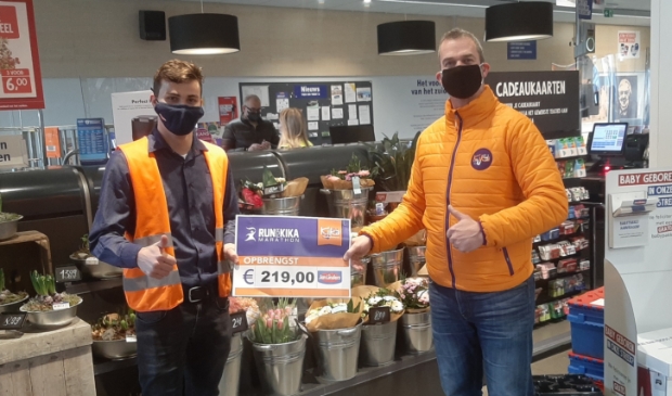 Patrick van den Aker (namens Eetwinkel/KiKa) en een medewerker van Jan Linders Nieuw Bergen