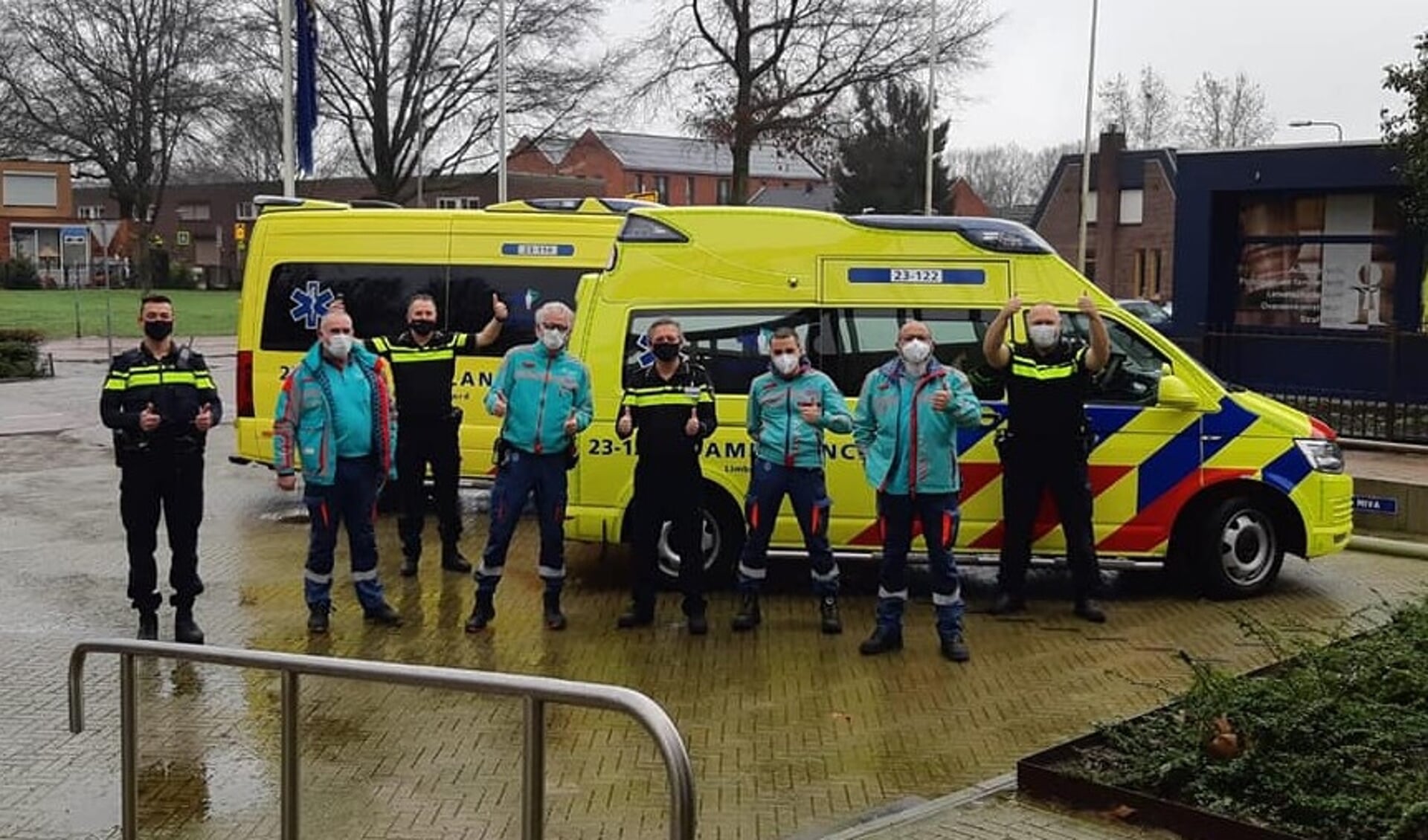 Medewerkers van de ambulance bedanken de politie voor hun steun