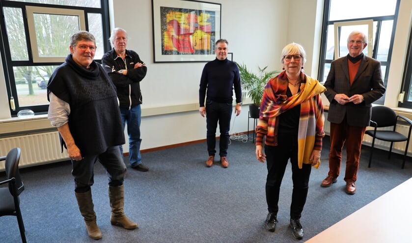<p>Leonie Siebers, Huub Thijssen, Martin Leenders, Nel Steegh en Mat Vestjens (v.l.n.r.) zetten zich in voor het Toon Hermans Huis. </p>