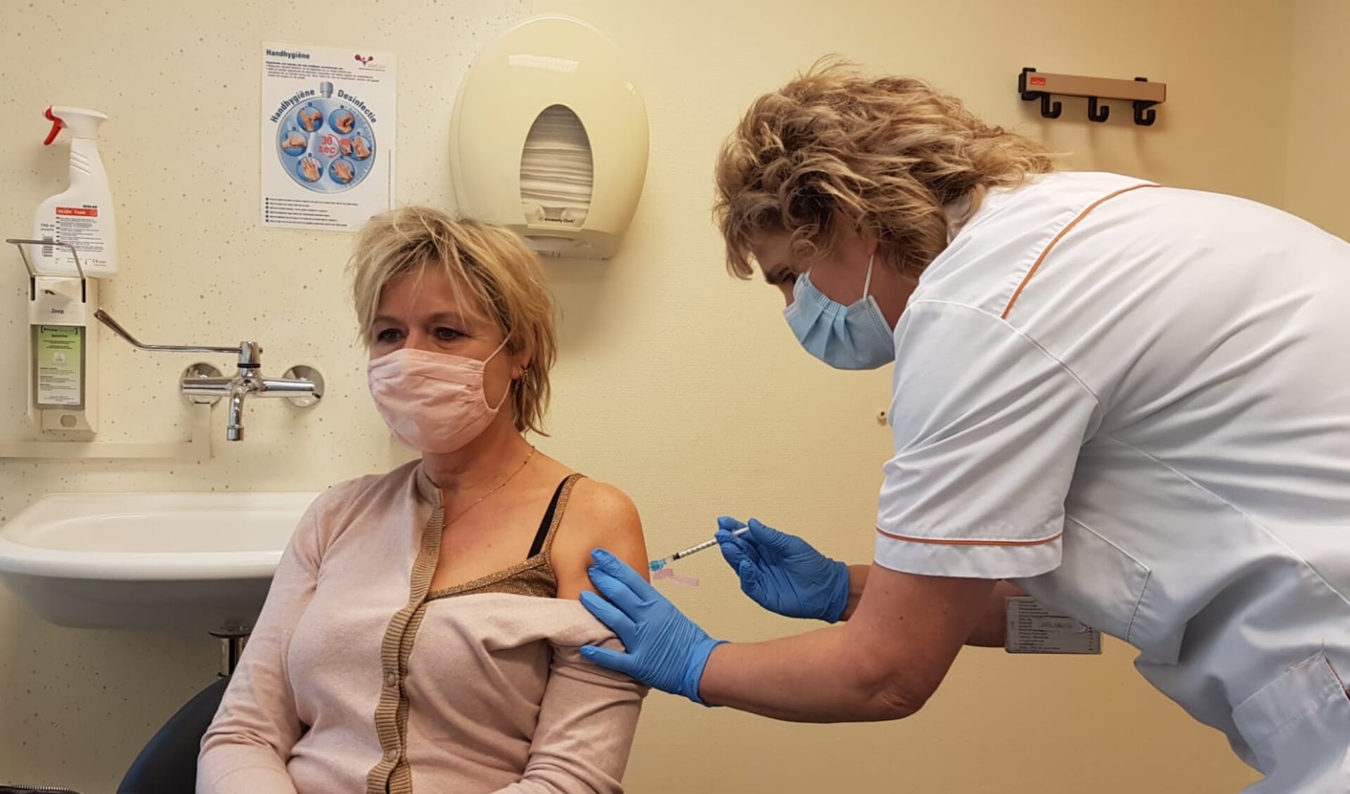 Ic-verpleegkundige Angelique Muysenberg-Vaassen krijgt als medewerker van VieCuri de eerste COVID-19-vaccinatie van pre-operatief verpleegkundige Jolanda Tacke.