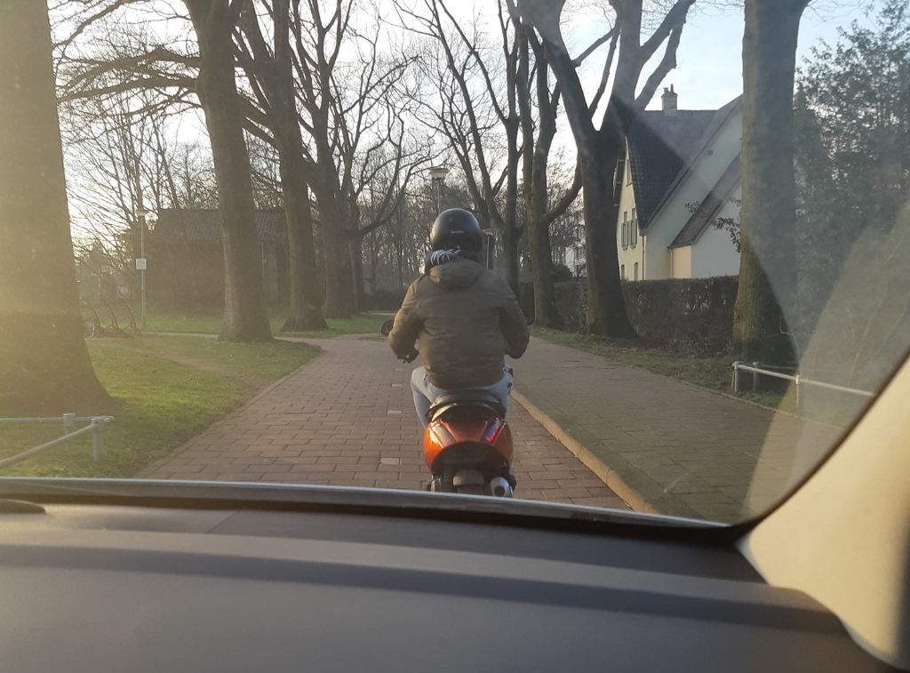 <p>Scooterrijder gezocht.</p>